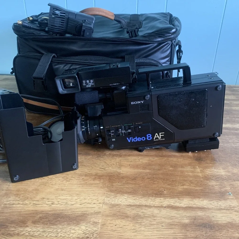 SONY CCD-V8AF /AFu Video8 8mm Video Camera Recorder With Accessories READ